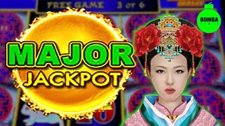 MAJOR Perseverance Pays Off For A Gambler in #LasVegas !! ???? #Casino #SlotMachine